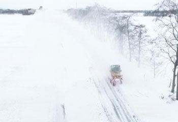 投雪するロータリ除雪車